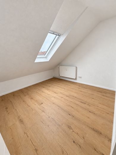 Appena ristrutturato: luminoso appartamento mansardato con bagno finestrato a Springe-Holtensen – Schlafzimmer 2
