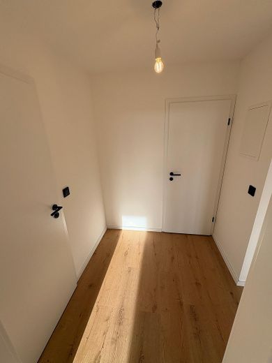 Première occupation après rénovation complète : appartement lumineux de 3,5 pièces avec 2 balcons, cuisine équipée et garage en sous-sol – Flur
