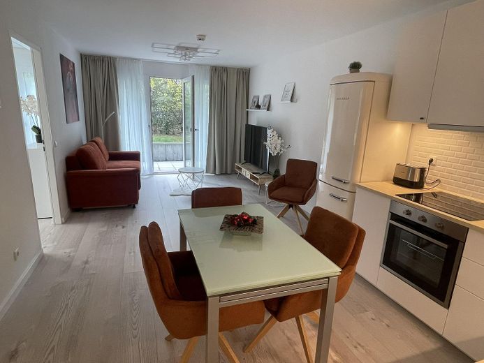 3 Zimmerwohnung am Alexanderplatz EG eigner Garten TG Möbliert Doorman – Wohnzimmer / Küche