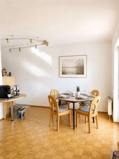 Attraktive 2-Zimmer-Wohnung in gepflegtem mediterranen 6-Familien-Haus – Essbereich
