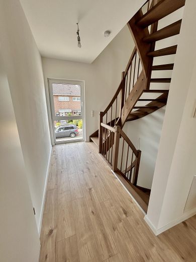 Luxus-Maisonette mit eigenem Eingang | Erstbezug | Klimaanlage | Wallbox | Einbauküche | 2 Bäder – Treppenaufgang OG/DG