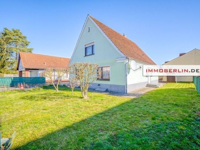 IMMOBERLIN.DE - Charmantes Haus mit Nebengebäuden in familienfreundlicher Lage – Foto 1
