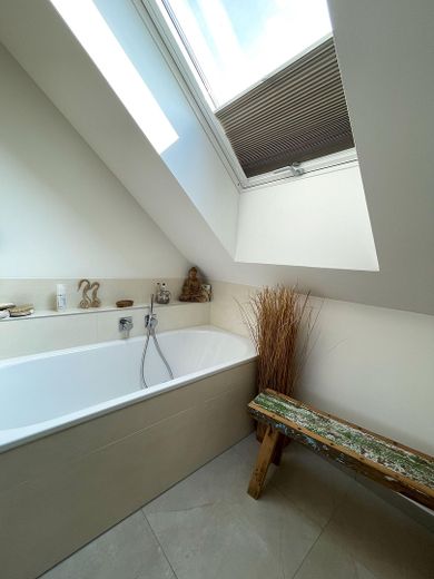 Ancienne ferme, nouvel art de vivre ! Magnifique appartement duplex moderne de 3 pièces. – Wanne Bad oben