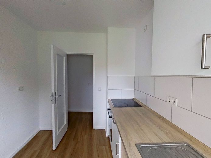 Cocina equipada y baño con bañera: moderno apartamento de 3 habitaciones en el sur de Flensburg – Ansicht II: Küche