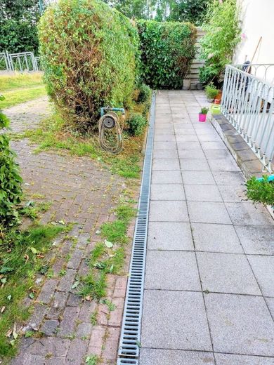 Charmante vermietete Souterrain-Wohnung mit 3 Zimmern, Einbauküche und separatem Eingang in ruhiger Lage – Terrasse