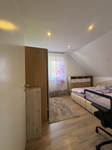 Nowoczesny dom z osłoniętym ogrodem, dużym tarasem i dużą ilością dodatkowej przestrzeni – Schlafzimmer 3
