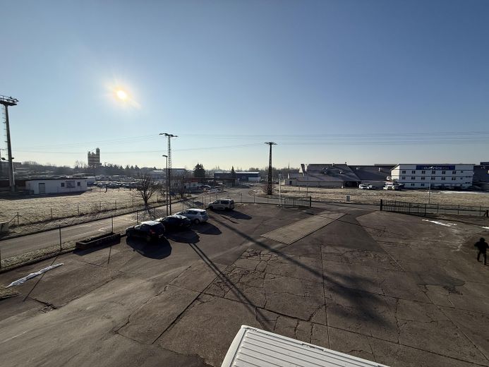 Bien immobilier commercial polyvalent avec vaste terrain d’exploitation à Mühlhausen (Thuringe) – Zufahrt Grundstück