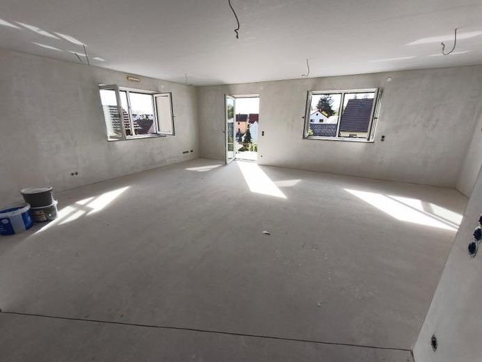 4 Zi. Wohnung (Nr. 7) im OG mit Balkon – Wohnen / Essen / Küche mit Zugang zum Balkon Bild 4