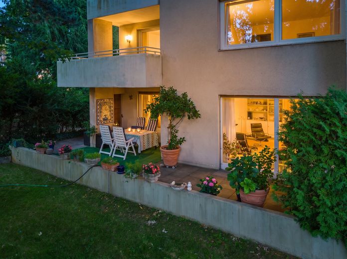 Wohnen mit viel Platz und eigener Terrasse - 4-Zimmer-Wohnung in begehrter Westend-Lage – Terrasse abends