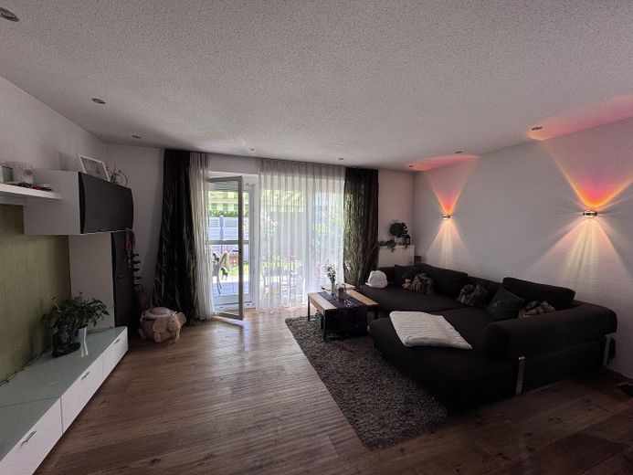 Luxuriöse 4 ZKB Wohnung mit schön angelegtem Garten – Wohnzimmer
