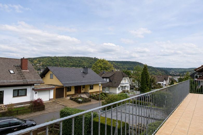 Gebotsverfahren: Modernisierungsbed., teilvermietetes
3-Familienhaus in ruhiger Lage von Höchst – V739-2414 - 02