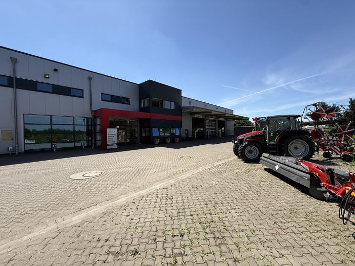 Modernes Technikcenter mit Ausstellungshalle und großem Grundstück direkt an der B444 – Frontansicht