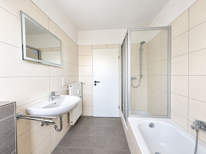شقة مجددة من 3 غرف مع شرفة ومرآب – Badezimmer