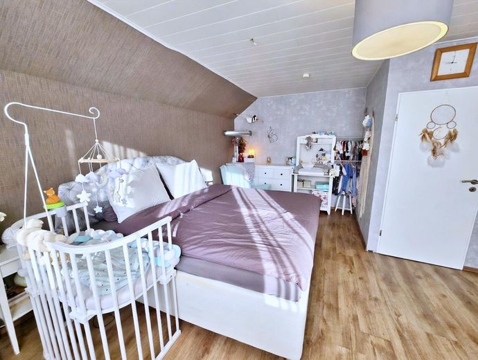 DA PRIVATO!! Casa a schiera centrale adatta alle famiglie con giardino e 2 posti auto ad Ahrensburg – Schlafzimmer