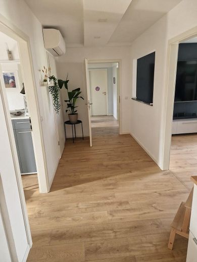 Bungalow mit mitoyenneté rénové sur le plan énergétique (A+) avec patio-jardin privé et vue dégagée sur la verdure – Flur