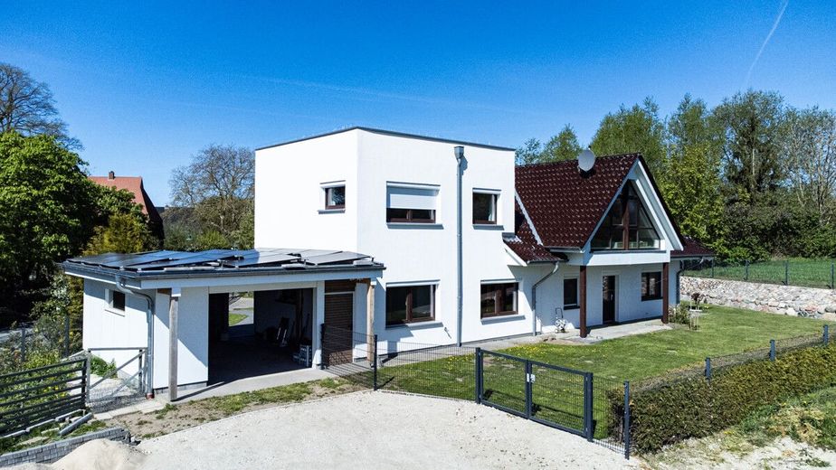 Landidylle meets Design: Perfektes 2-FH für die große Familie in Hanglage – Außenansicht