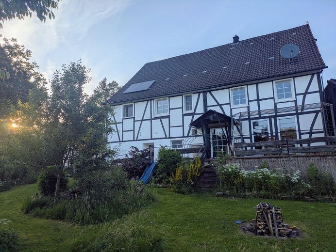 Fachwerkhaus mit Talblick - historisches Wohnen im Grünen bei Bielstein – Hausansicht vom Garten