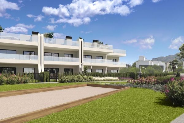 Erdgeschoss-Wohnungen mit 3 Schlafzimmern, 2 Badezimmern, Klimaanlage, Kfz-Stellplatz und Gemeinschaftspool im Herzen des La Manga Club