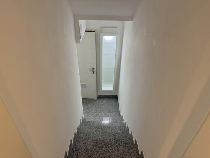 Piso split-level de alta calidad con carácter de casa en una ubicación privilegiada de Junkersdorf – Abgang UG
