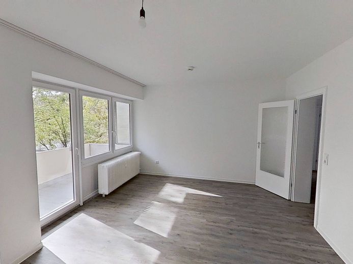 Luminoso apartamento de 3 habitaciones, bien distribuido, con BALCÓN y baño con bañera en el sur de Burgdorf – Ansicht I: Wohn- und Esszimmer