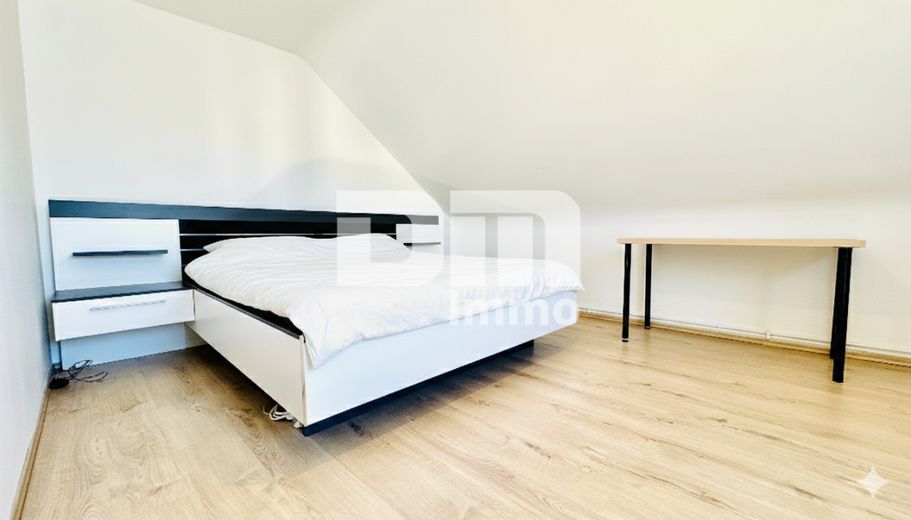 Kompakte Dreizimmer DG Wohnung in gepflegtem Dreifamilienhaus in gesuchter Lage – Wohnzimmer / Aktuell als Schlafzimmer genutzt