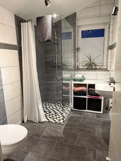 Komfortable 3-Zimmerwohnung an der Weinstraße – Gäste-WC mit Dusche