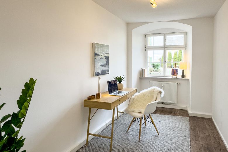 Apartament zamkowy nad Jeziorem Bodeńskim – osobne wejście, szybki internet do pracy z domu, dostępny od zaraz – Helles Arbeitszimmer