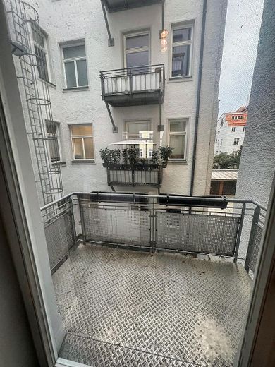 Schöne modernisierte Altbauwohnung im Herzen Schwabings - Teilmöbliert – Balkon