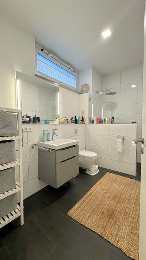 Modernes Townhouse am Rheinauer See – 5,5 Zimmer, 2 Terrassen, Garage & Top-Ausstattung – Bad 1 mit Dusche, Bild 1