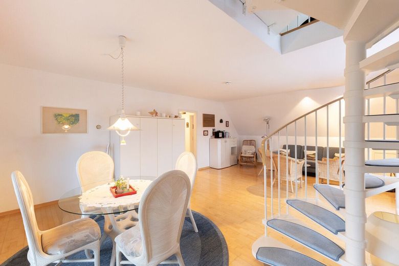 2-Zimmer-Idylle mit Balkon - nur 2 km zum Strandtraum! – Wohnzimmer