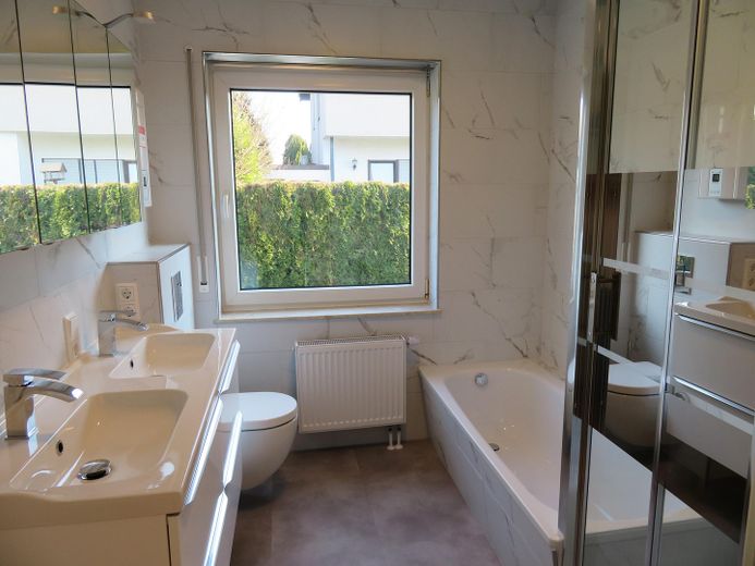 *Erstbezug nach Sanierung* 4 ZKB-Whg. 104 m² mit Terrasse & optionaler EBK – Tageslicht-Vollbad 2