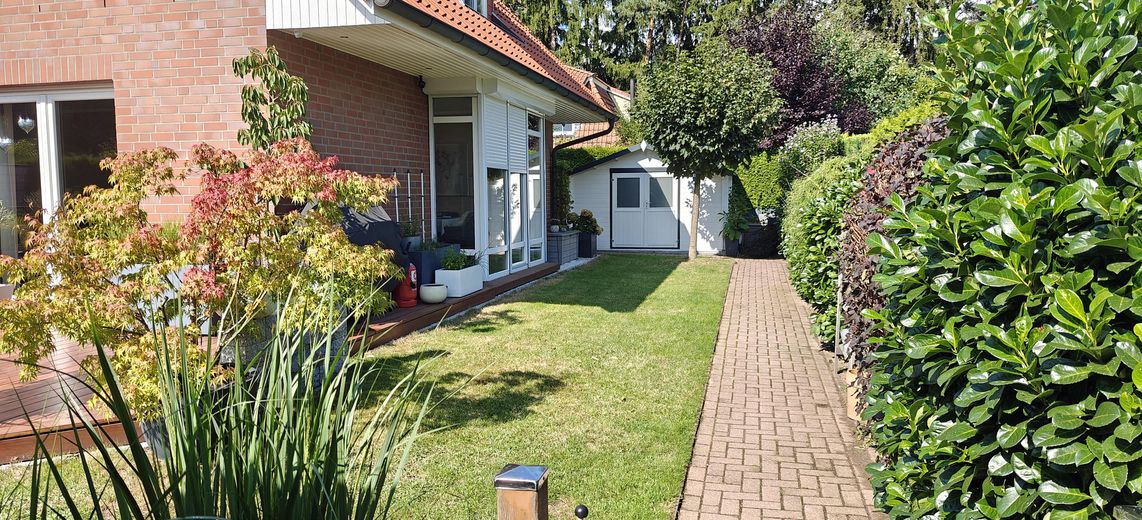 Gepflegte Doppelhaushälfte mit Einzelhauscharakter, EEK A und hochwertiger Ausstattung – Garten