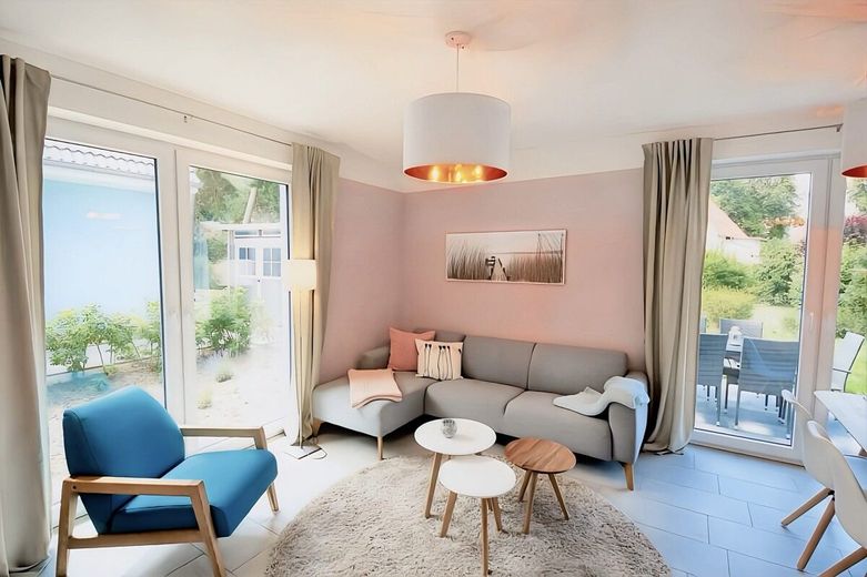 HORN IMMOBILIEN ++ tolles Ferienhaus in Röbel an der Müritz mit zwei Ferien-Wohnungen – Wohnzimmer
