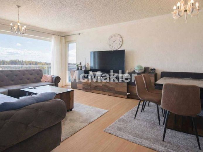 Plenty of Space for Family Life – 4-Room Apartment with Large Loggia – Photo 1