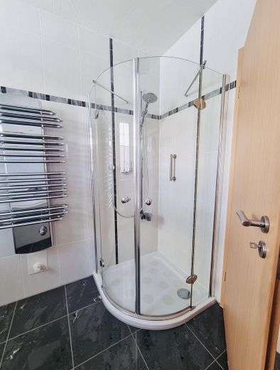 Piso dúplex de 4 habitaciones en propiedad con vistas al lago – Dusche