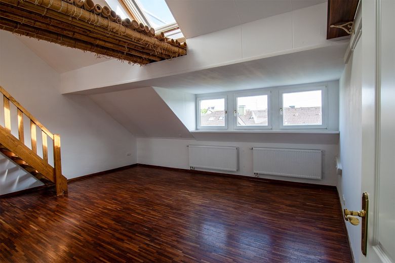 Exklusive Dachgeschosswohnung mit Dachterrasse, Empore und Altbaucharme – Foto 6