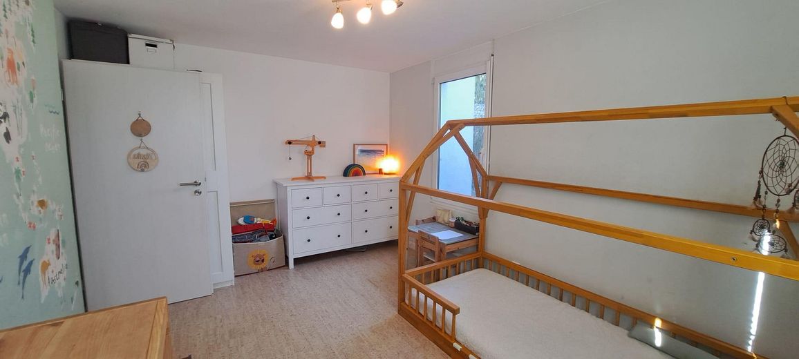 Przestronne 4-pokojowe mieszkanie dwupoziomowe na parterze w prestiżowej lokalizacji na zboczu z ogrodem – Kinderzimmer