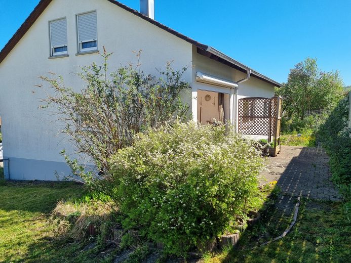 Großzügiges Einfamilienhaus mit 4 Garagen – Provisionsfrei – Ideal für große Familien – Terrasse