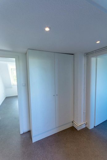Helle 4-Zimmer Wohnung mit Einbauküche in zentraler Lage – Einbauschrank