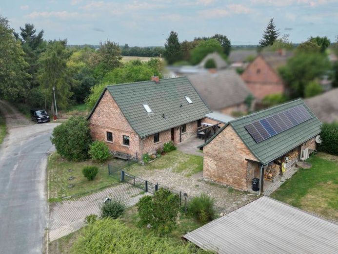 Maison familiale bien entretenue avec technologie énergétique moderne, installation photovoltaïque & dépendance – Photo 1