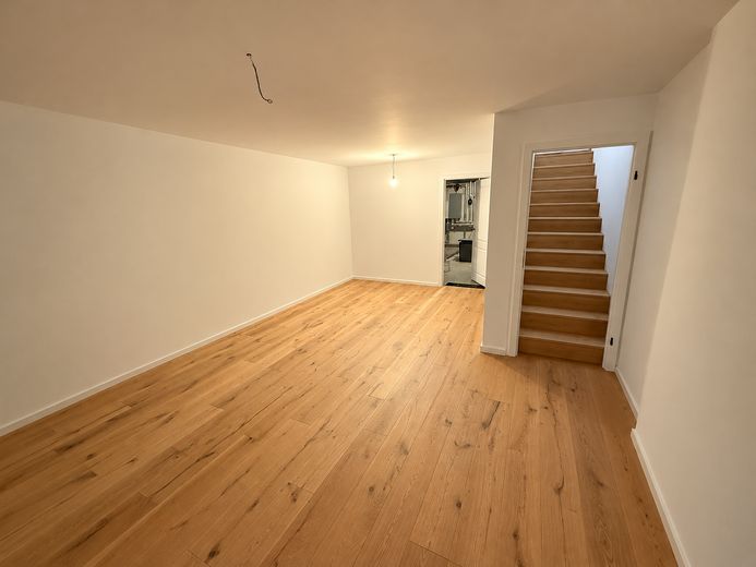 Modernes Reiheneckhaus Stuttgart-Stammheim – Erstbezug nach Kernsanierung – Hobbykeller (Bauphase/KI-Opt.)