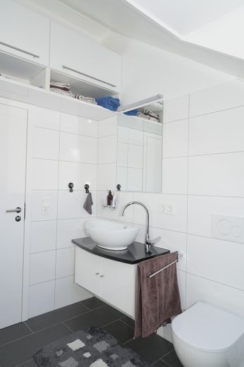 Aussicht, Natur und Design: exquisite 3-Zimmer Dachgeschosswohnung in Freiburg St. Georgen – Bad