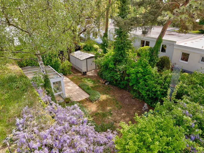 Freistehendes Haus mit Naturgarten (Biotop) und Dachgarten – Gartenansicht von oben west