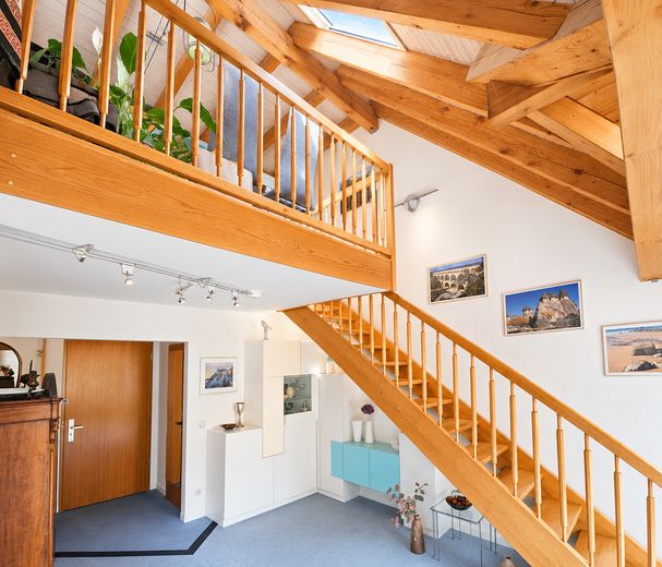 Au / Nockherberg – außergewöhnliche Maisonette mit Galerie & Westterrasse | 3 Räume im OG möglich – Helles Loft und Galerie