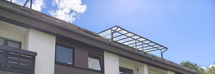 Appartement en copropriété solide de 2 pièces avec loggia et vue imprenable dans un emplacement calme – Rückansicht der Wohnung