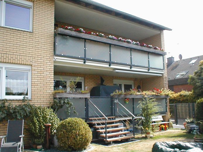 Curato appartamento al piano terra di 4 locali, ben distribuito, con impianto fotovoltaico, balcone XXL, giardino e garage a Erftstadt-K. – Garten mit Blick auf Balkon 