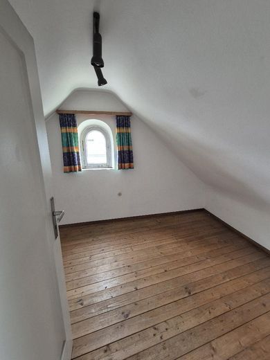 Zweifamilienhaus zur Miete in Pflugfelden – frisch saniert, ab sofort – DG Dachboden