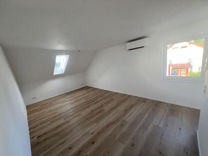 Moderne 4 Zimmer DG Wohnung mit Garten in ruhigem gehobenen Wohngebiet – WZ