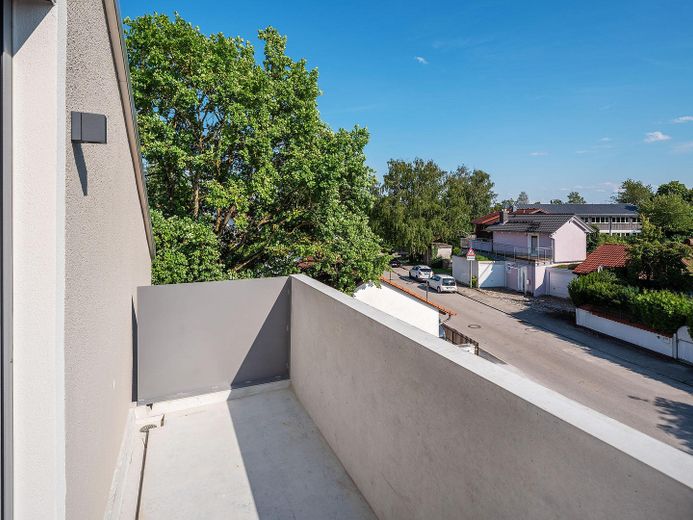 Bezugsfertig: Neubau DG Wohnung mit Balkon + EBK in Parsdorf bei München | KfW-40-QNG - WE 12 – Süd-Balkon