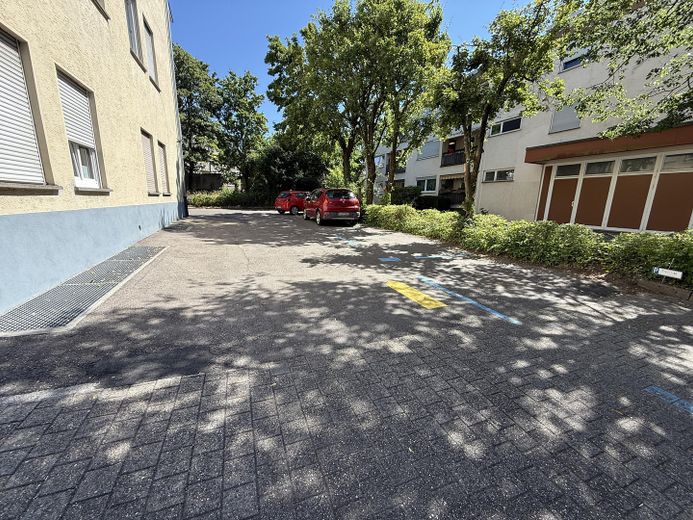 150 m² | 1.990 € netto | Praxis, Büro oder Laden | Klimatisiert | Barrierefrei | 3 Stellplätze – Stellplätze